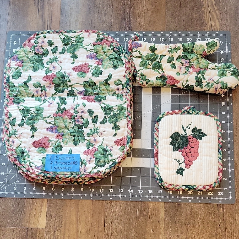 NWOT 9 Placemats  2 Potholders 1 Oven Mitt